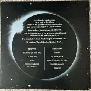 Lançado como uma coletânea não oficial em 1991, Another Side of the Moon oferece aos fãs de Pink Floyd uma visão alternativa da icônica obra The Dark Side of the Moon. O álbum reúne versões raras, demos e gravações inéditas que capturam o processo criativo e a evolução das músicas que se tornaram lendárias. Essa versão do álbum é um tesouro para colecionadores e entusiastas da banda, oferecendo uma perspectiva única sobre as faixas que definiram uma era da música. Com material que nunca foi oficialmente lançado em estúdios, Another Side of the Moon é uma forma de aprofundar ainda mais a apreciação das músicas que se tornaram marcos no mundo do rock progressivo. A coletânea traz uma sonoridade crua e mais experimental, refletindo o processo de desenvolvimento das músicas e dando aos fãs uma visão genuína da criatividade do Pink Floyd. 🎶 Destaques do Álbum: ✔ "Brain Damage" (Demo Version) – Uma versão mais crua e intimista da icônica faixa, com letras e arranjos mais simples, mas igualmente poderosos. ✔ "Time" (Early Take) – Uma gravação primitiva que revela os primeiros momentos de uma das músicas mais emblemáticas da banda. ✔ "Money" (Alternate Mix) – Uma versão inédita de um dos maiores sucessos do Pink Floyd, com nuances e detalhes extras. ✔ "Us and Them" (Rough Mix) – Uma versão mais crua e sem a polida produção final, revelando a essência da música. Another Side of the Moon é a chance de revisitar o universo de The Dark Side of the Moon de uma perspectiva nova, com gravações e takes alternativos que aprofundam a compreensão da genialidade do Pink Floyd. Esse vinil é uma verdadeira preciosidade para os fãs da banda que querem explorar o que ficou nos bastidores desse álbum histórico.