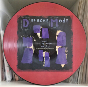 Depeche Mode – Songs of Faith and Devotion é um dos álbuns mais intensos da banda, misturando rock e eletrônica com hits como I Feel You e Walking in My Shoes!