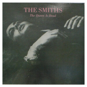 Lançado em 1986, The Queen Is Dead é um dos álbuns mais emblemáticos e aclamados do The Smiths, consolidando a banda como uma das maiores da cena alternativa britânica. Produzido por John Porter, o álbum traz uma sonoridade inovadora e mistura de estilos, transitando do indie pop ao rock alternativo, sempre com as letras poéticas e carregadas de ironia de Morrissey e os riffs inovadores de Johnny Marr. A obra é uma crítica social e cultural, com letras que abordam questões políticas, a busca por identidade e a alienação. O título do álbum, The Queen Is Dead, é um trocadilho que reflete o tom irreverente e mordaz da banda, simbolizando um momento de ruptura e reflexão sobre a sociedade britânica da época. 🎵 Faixas de Destaque: ✔ "The Queen Is Dead" – A faixa-título abre o álbum com sua energia contagiante e letras afiadas. ✔ "There Is a Light That Never Goes Out" – Uma das baladas mais icônicas da banda, combinando melancolia com a paixão característica do The Smiths. ✔ "Bigmouth Strikes Again" – Um hino de autocrítica e irreverência, com uma das linhas de guitarra mais memoráveis da banda. ✔ "I Know It's Over" – Uma das faixas mais emocionais do disco, com uma carga lírica profunda. ✔ "Some Girls Are Bigger Than Others" – Com um ritmo animado, mas com uma letra irônica e provocadora. Com sua combinação única de melancolia, ironia e inovação musical, The Queen Is Dead continua sendo uma das obras-primas do indie rock dos anos 80.